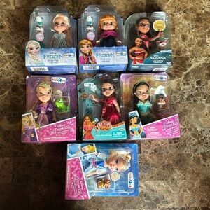 Disney princess petites collectibles from Toy R Us 2016 (all 7 dolls) in pic